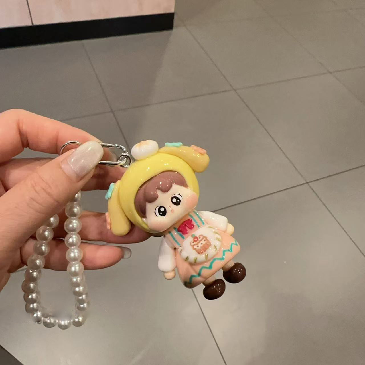 黄色い帽子の女の子