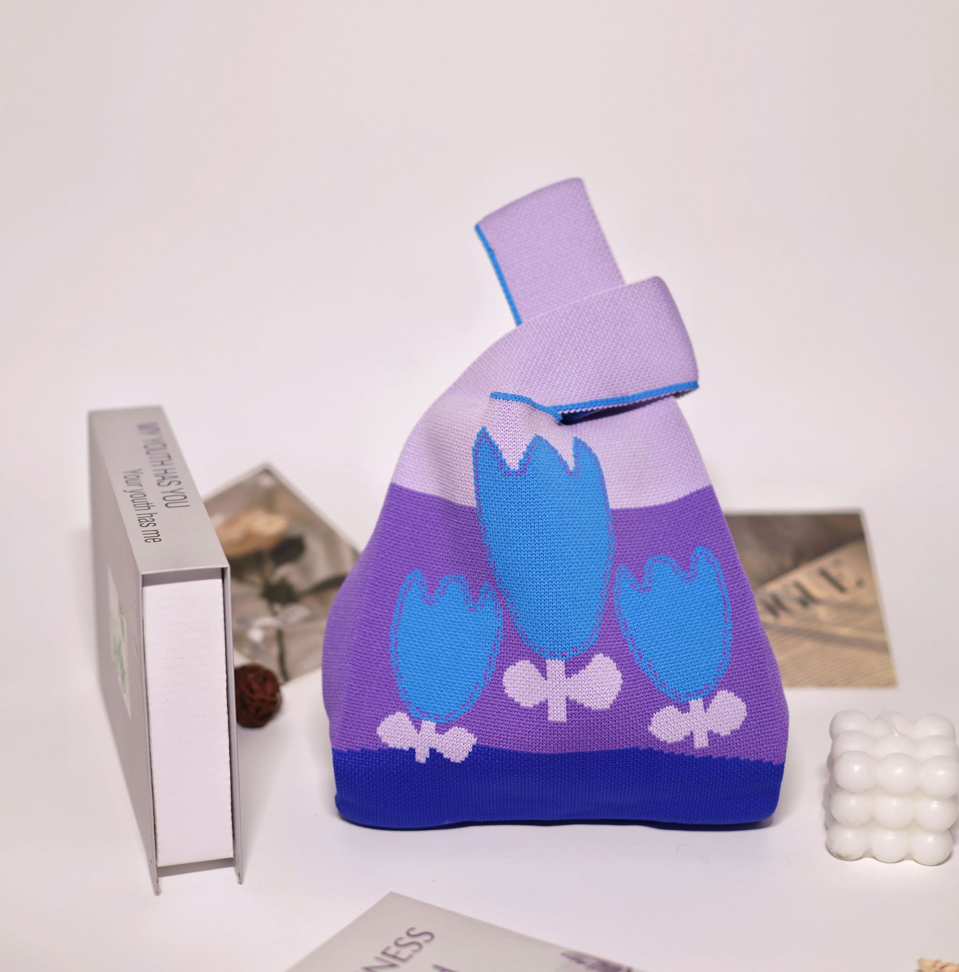 紫色の背景に小さな花の色合わせ