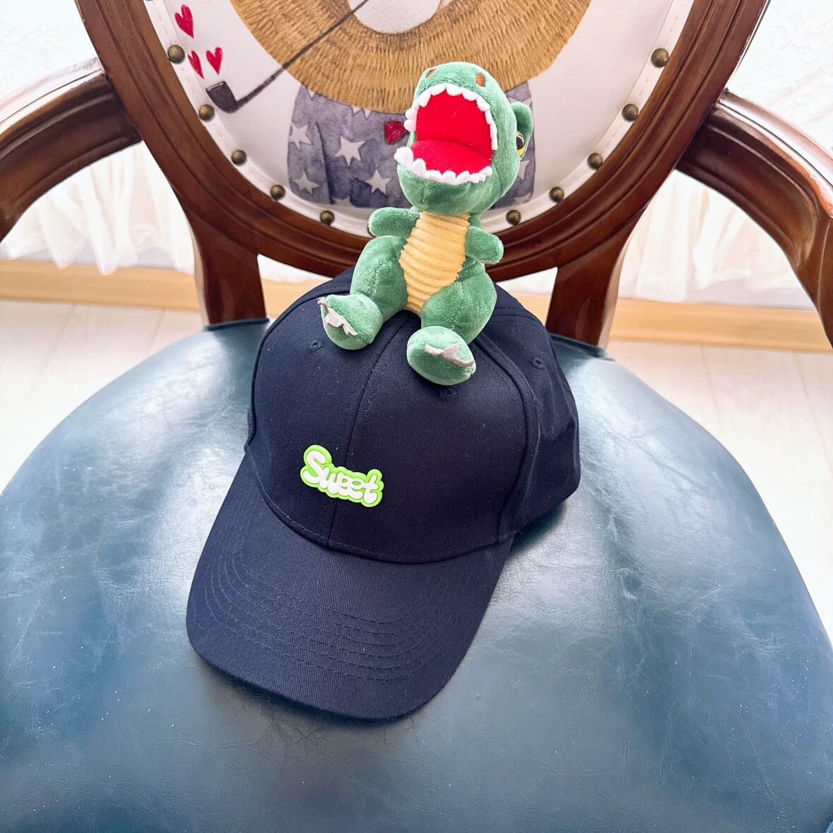 ネイビーブルーの帽子をかぶった緑の恐竜