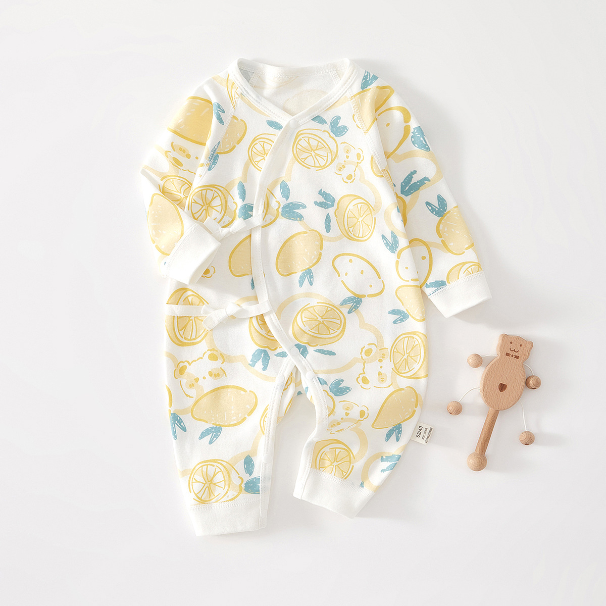 春と秋の蝶の服は黄色のレモンをいっぱいに印刷します。