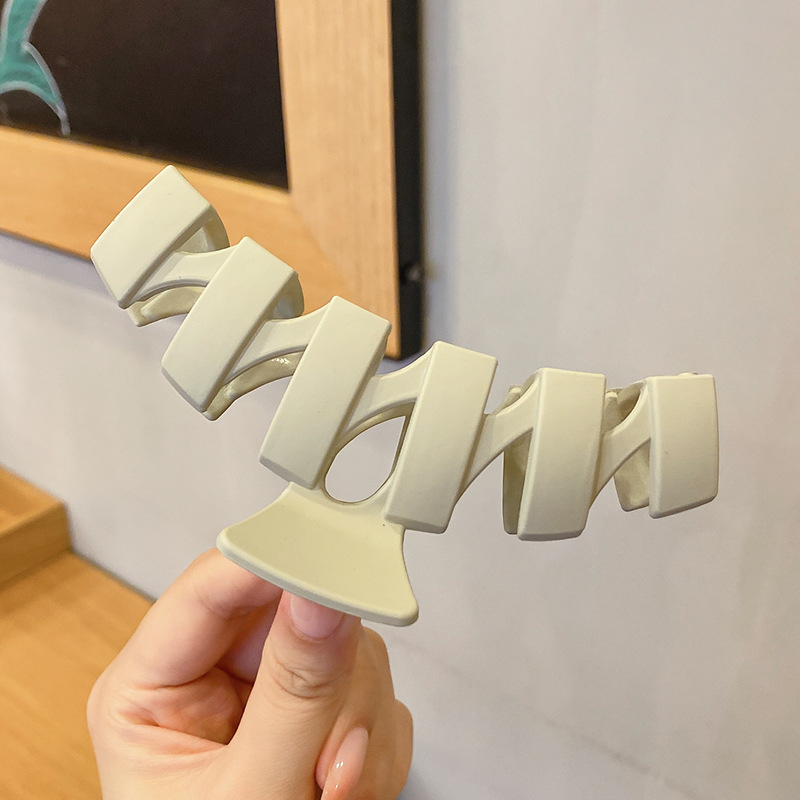 43 # 不規則な灰色のクリップ