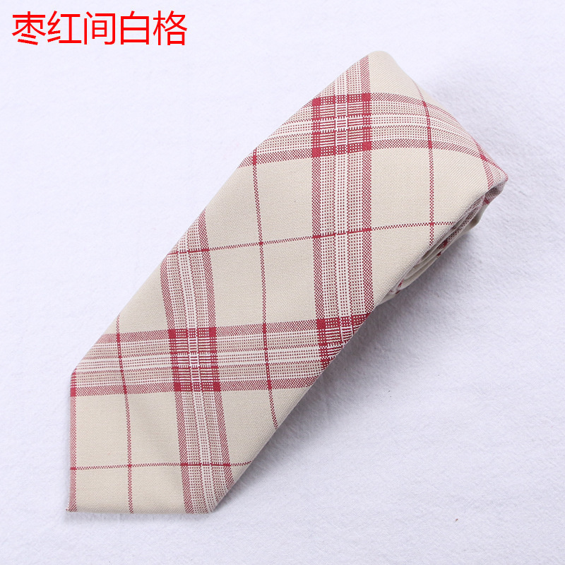 マルーンと白のチェック柄のネクタイ