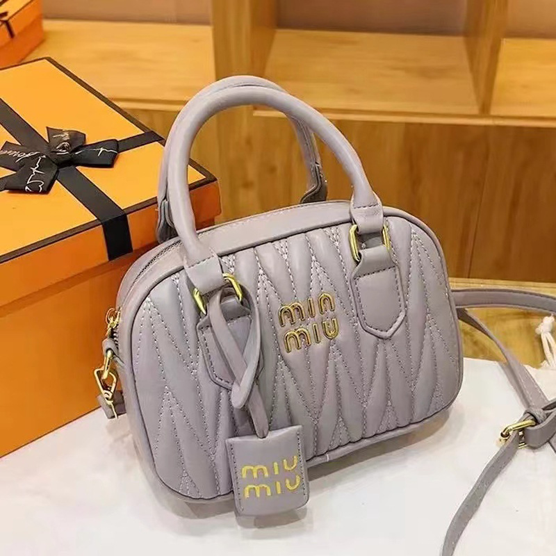 グレーのギフトボックス包装