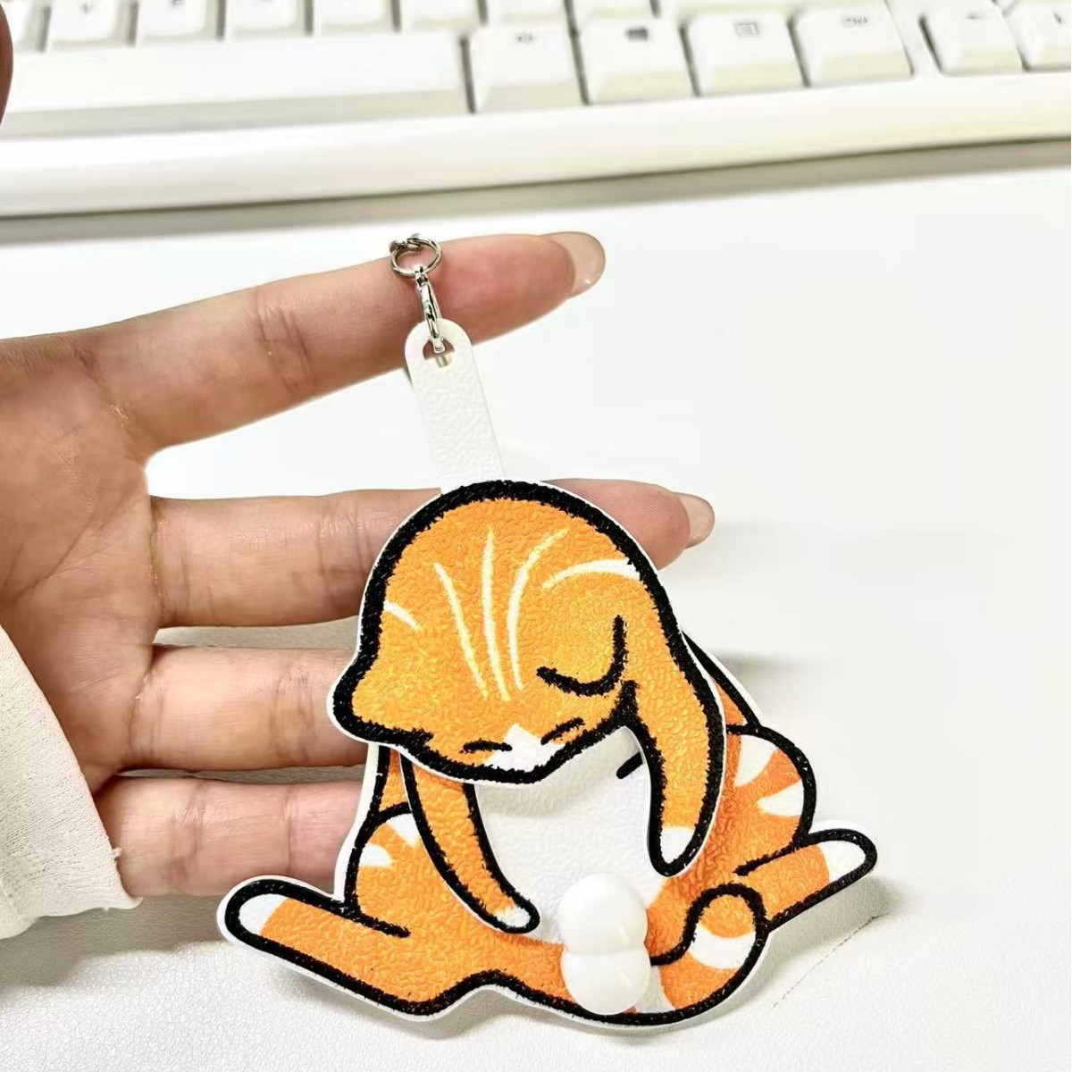 【オレンジ1】白たまご遊び猫ペンダント