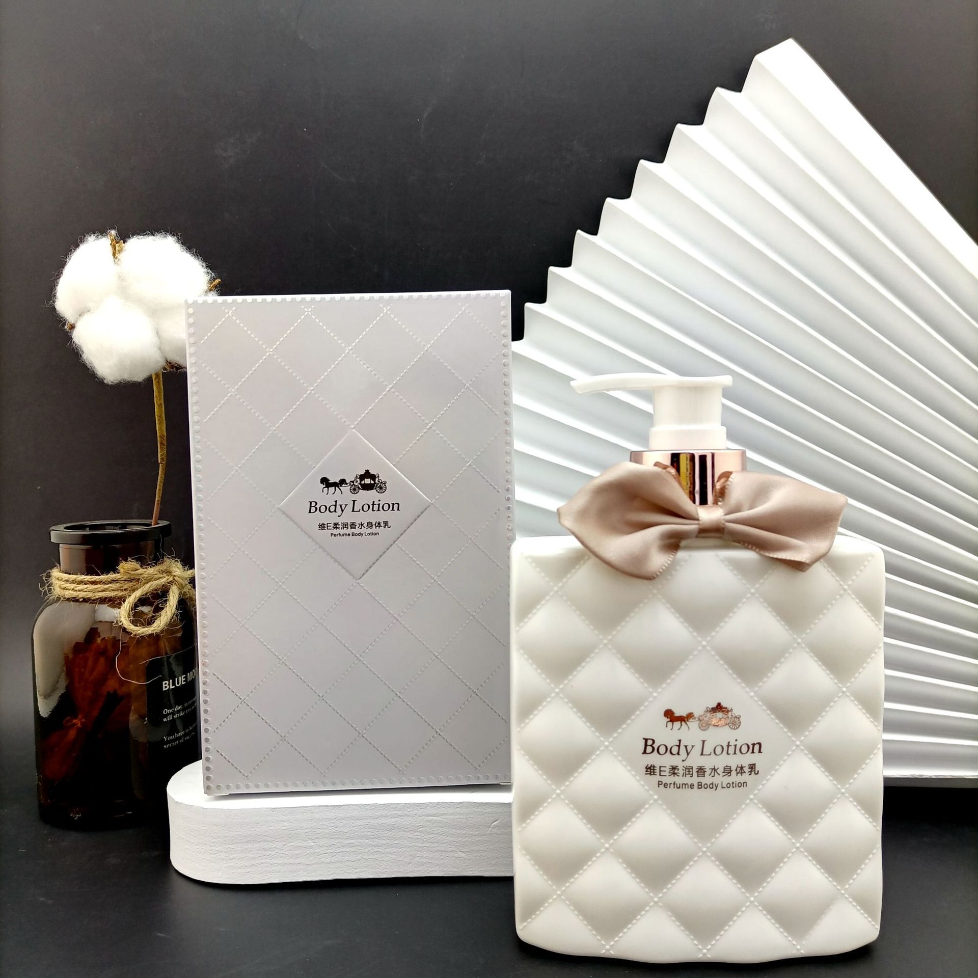 甘やかされた貝の詩の維eの柔らかい潤いの香水の体の乳-白色