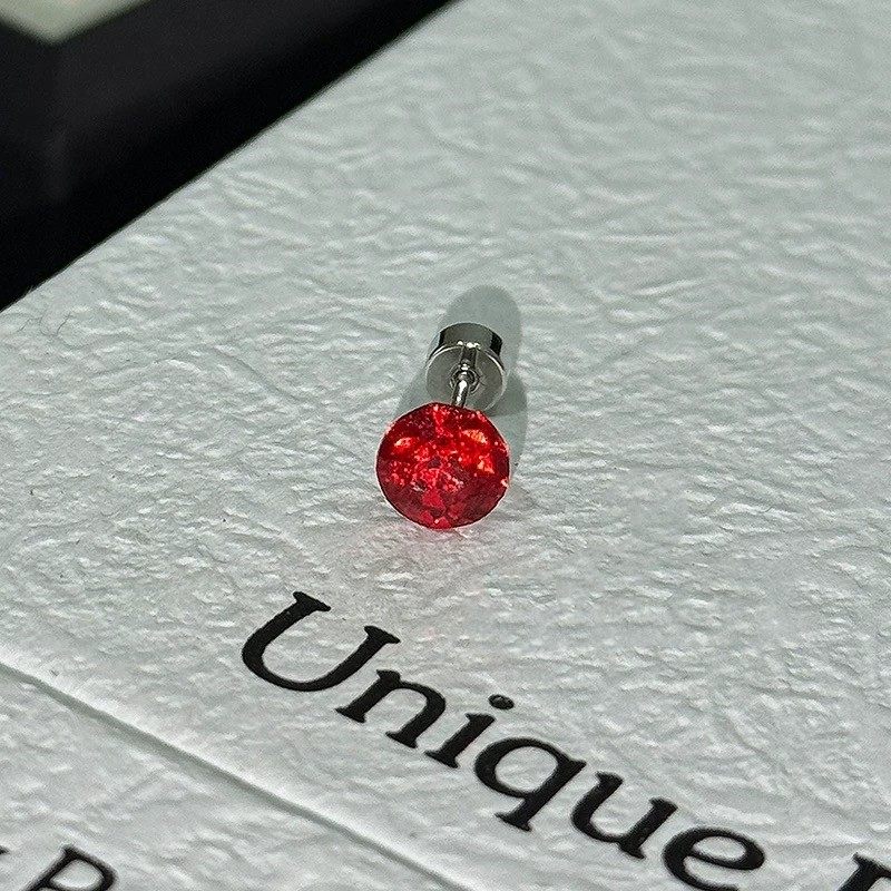 一粒の真っ赤なラウンドダイヤモンド