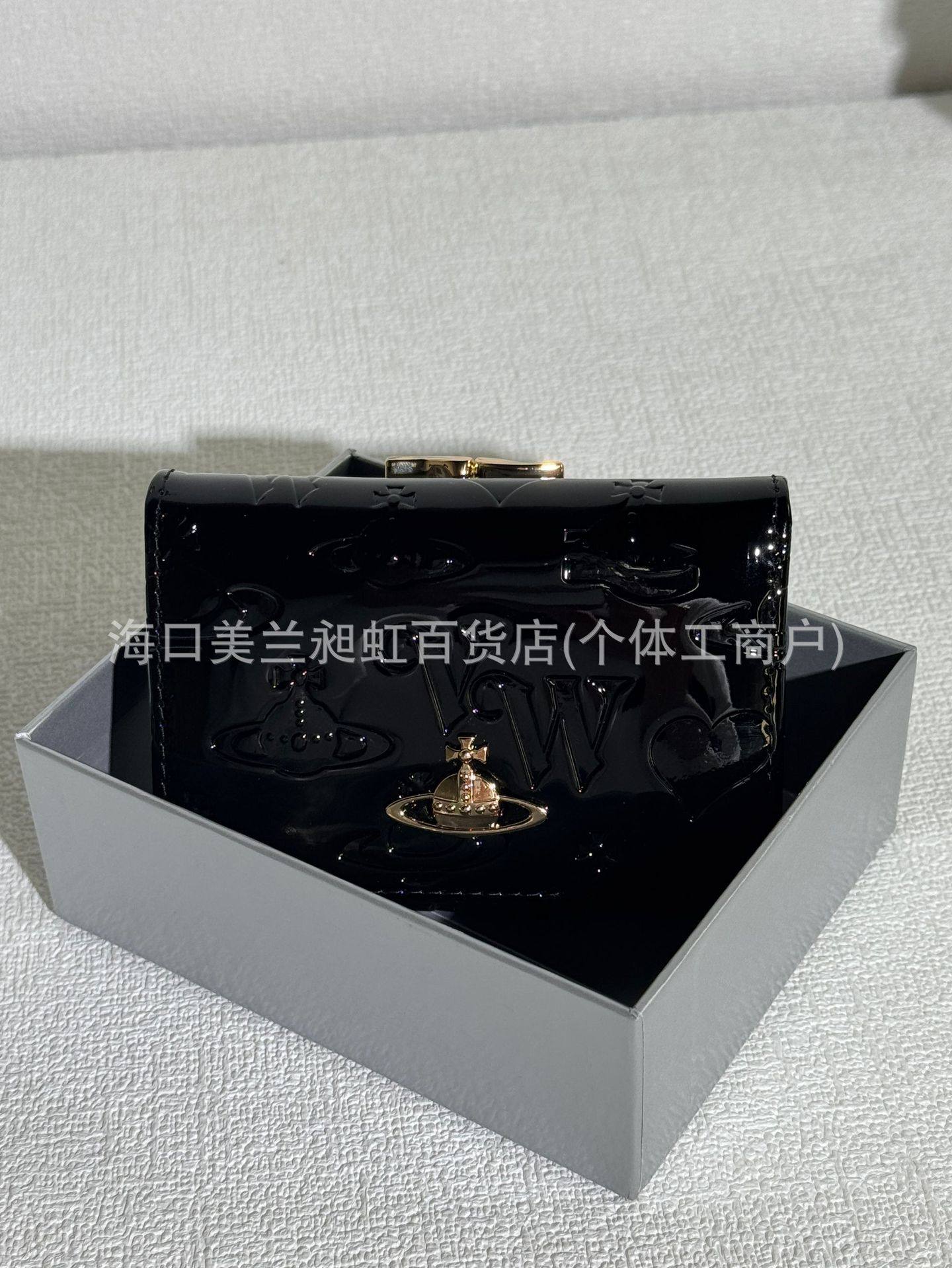 ブラックのラッカー仕上げのエンボスウォレット