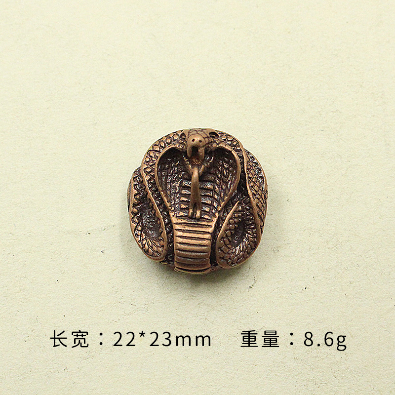 目の蛇の赤い銅の金