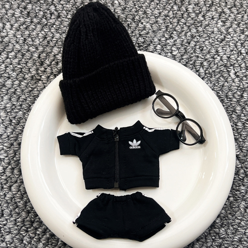 黒の帽子+アディダススーツ+黒フレームメガネ