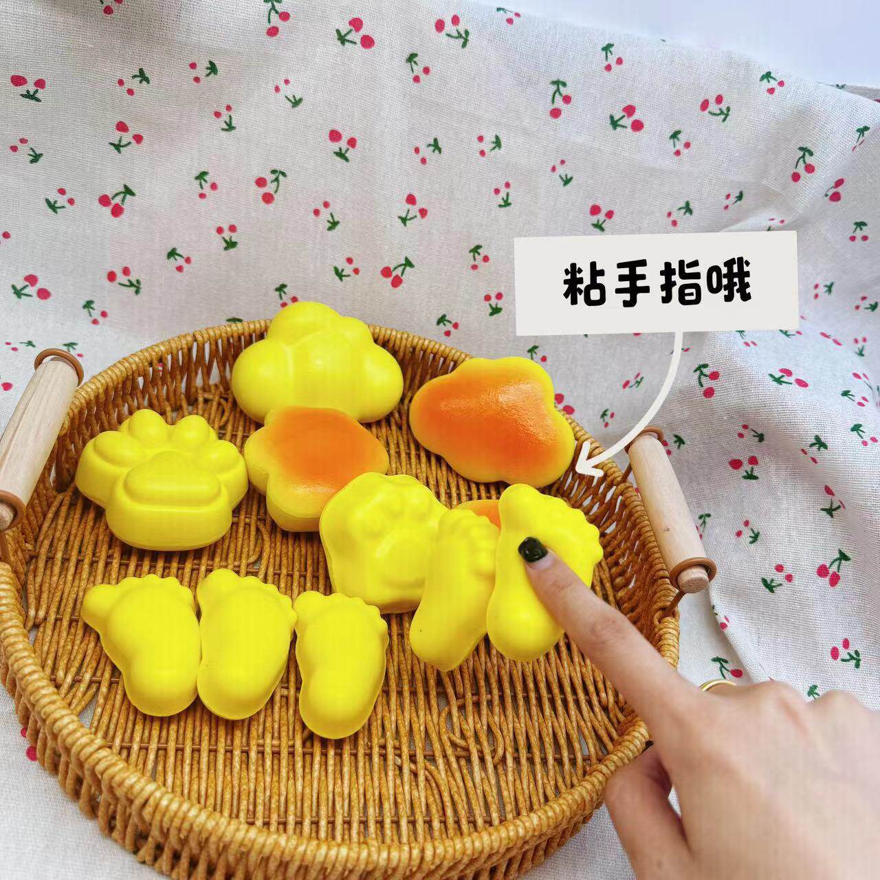 濡れた柔らかい猫の足のパン