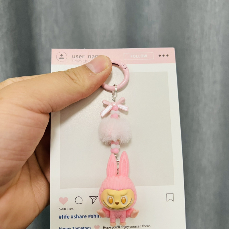 ラブブヨガの座り姿勢 ピンクの目を開けて
