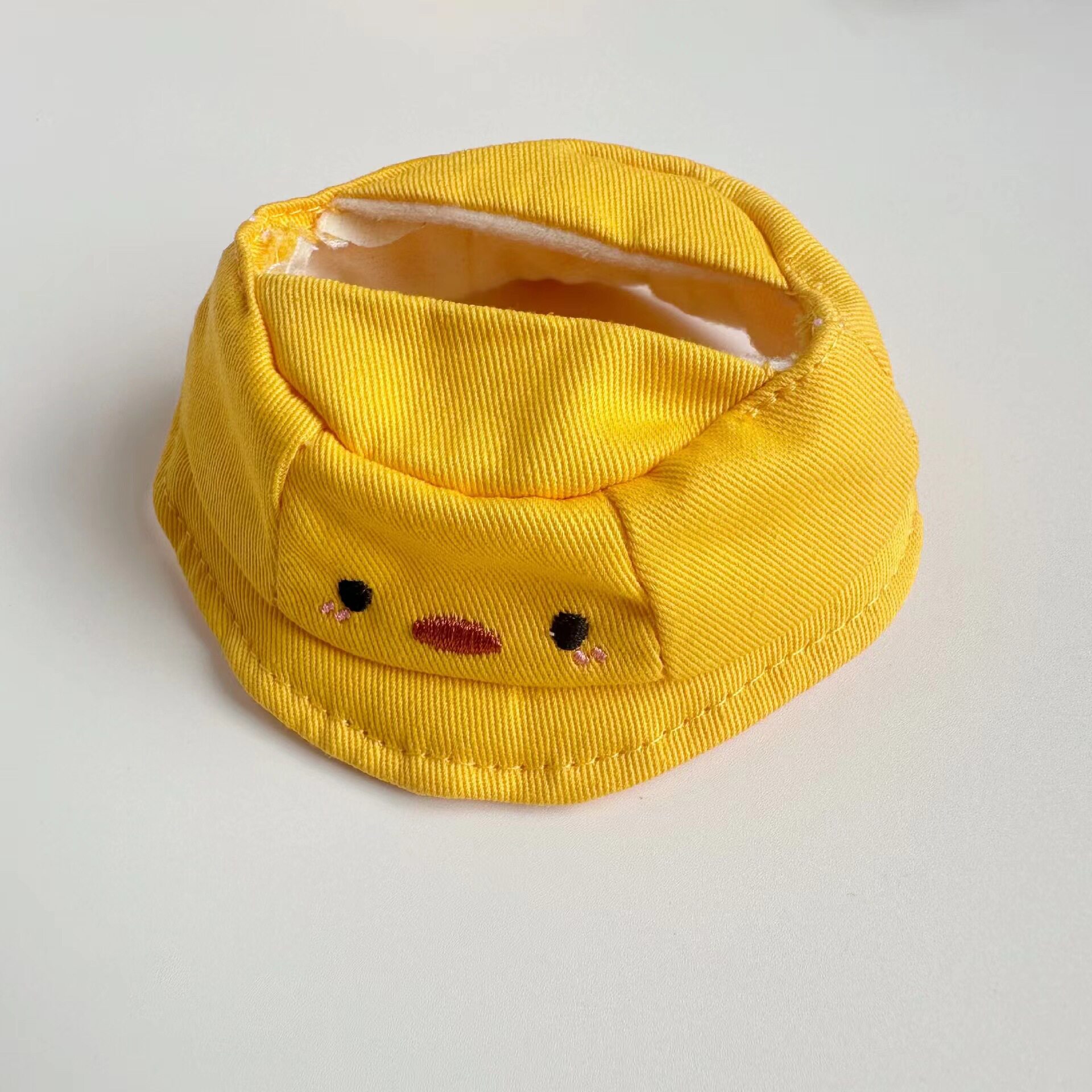 ペンダント付きの小さな黄色いアヒルの帽子