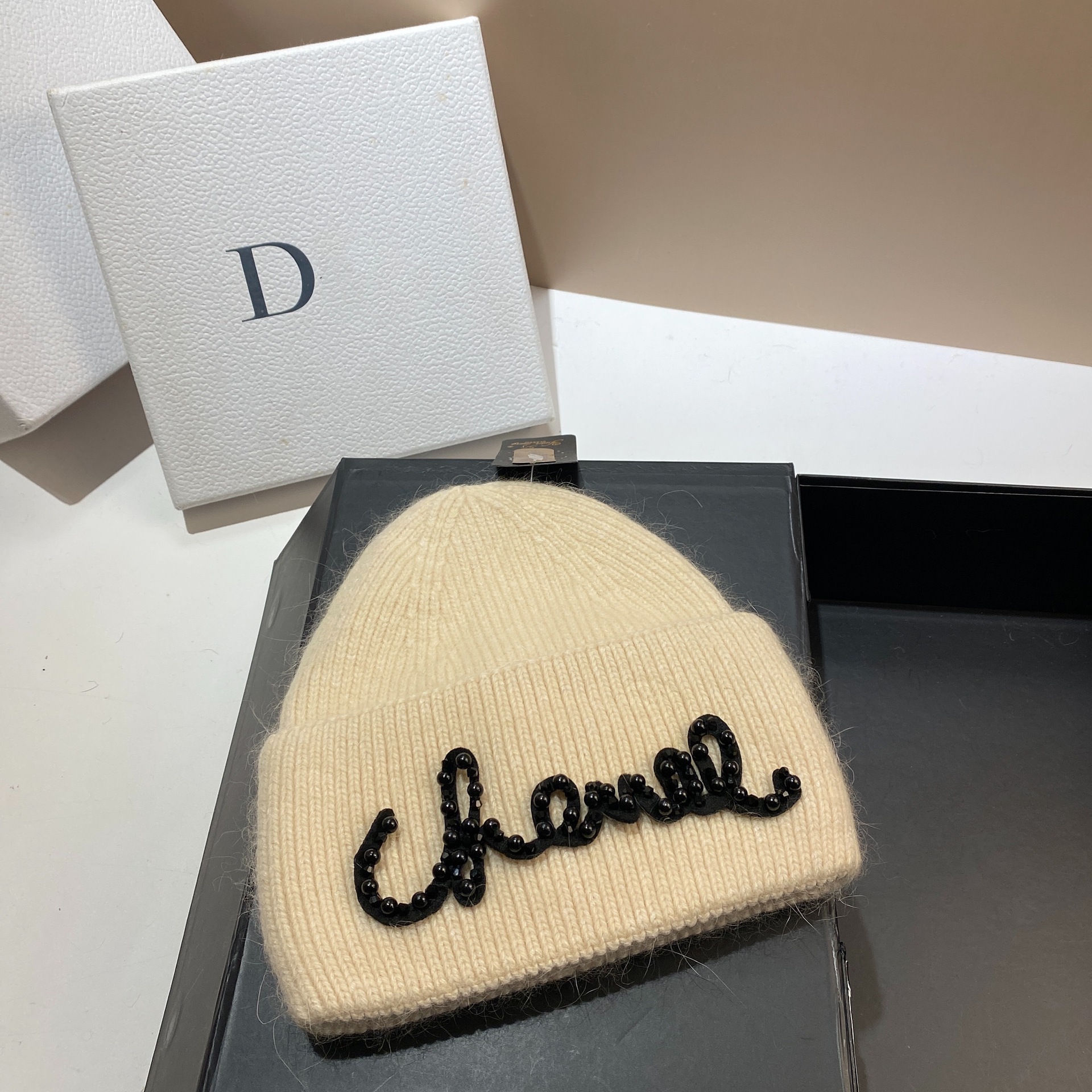 ベージュ + 黒アルファベット