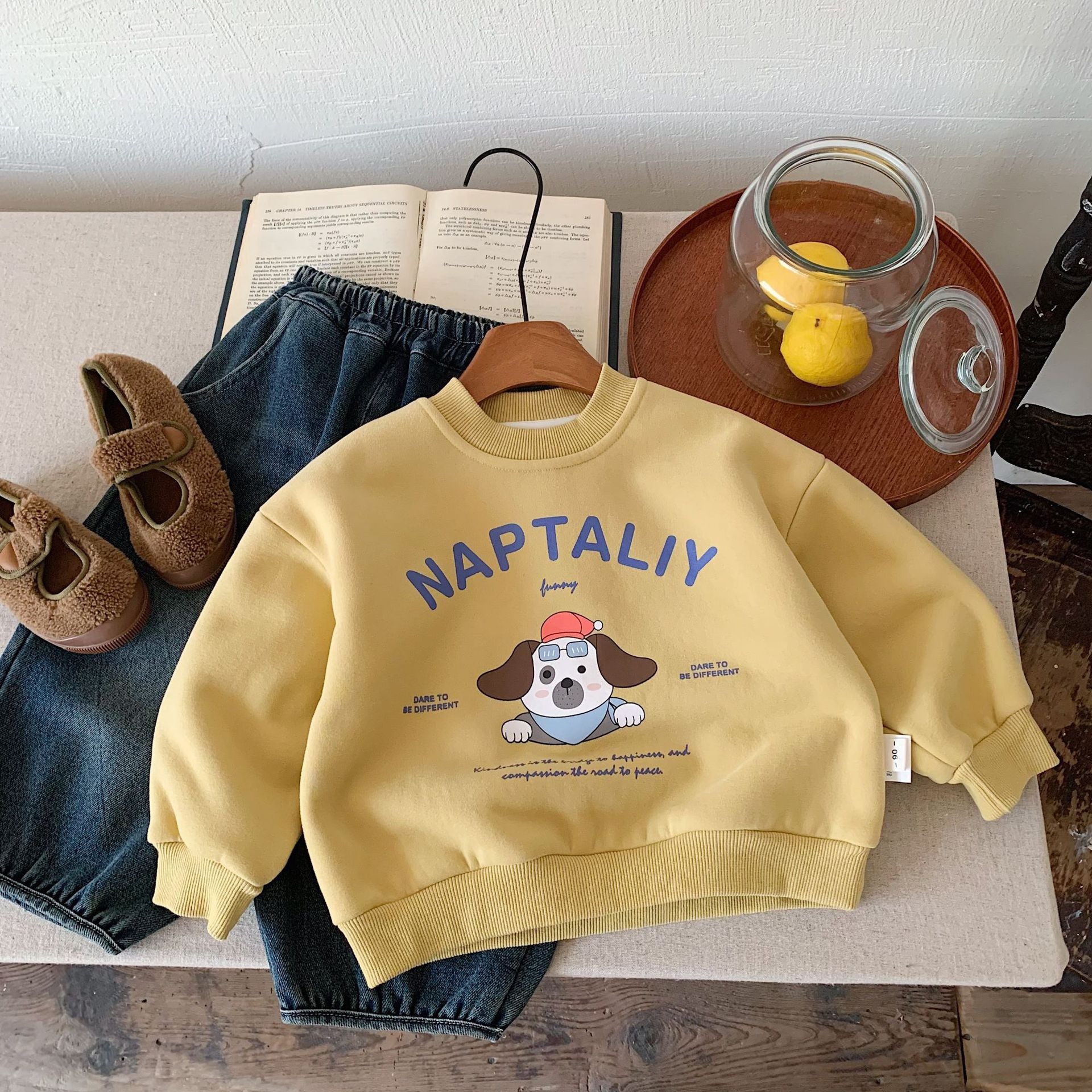 黄色のメガネの犬