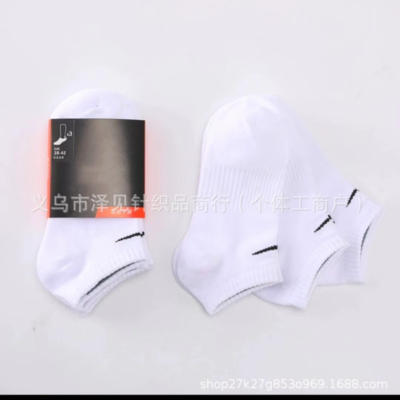 赤いボール紙の目に見えない四季白