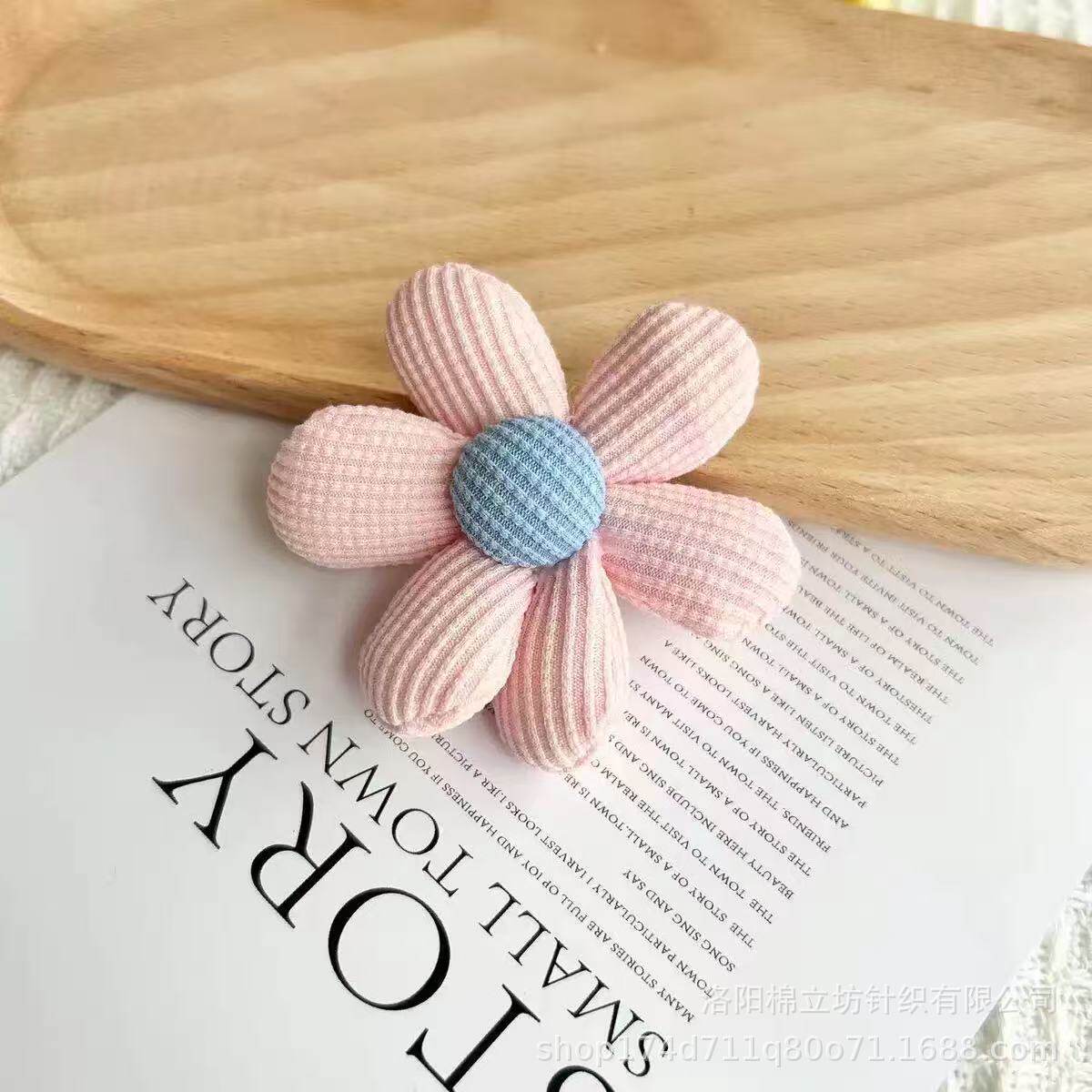 六弁花ブローチ