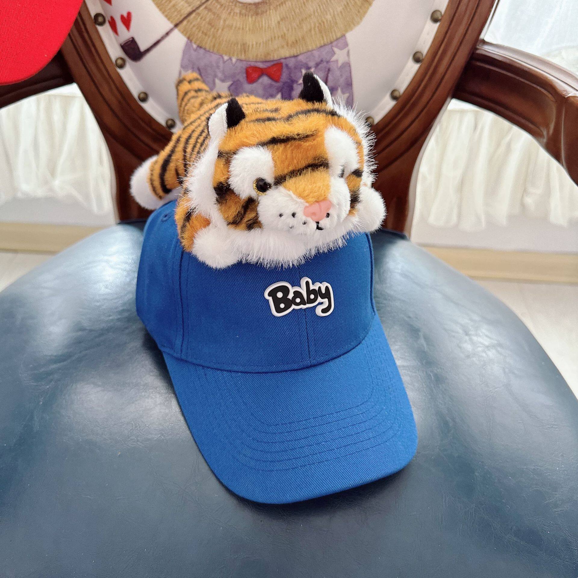 青い帽子をかぶった黄色い虎