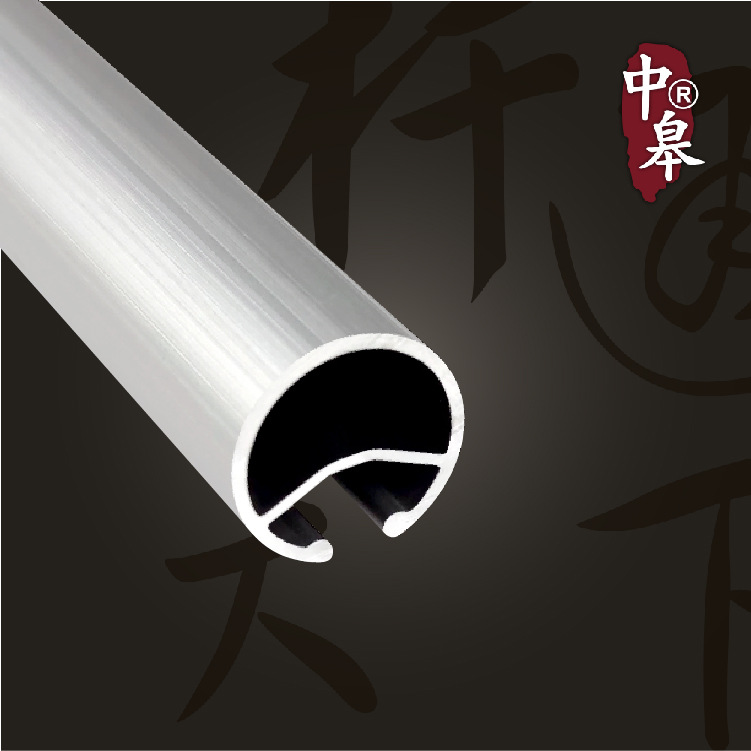 15番のローラーカーテンの下の丸い梁