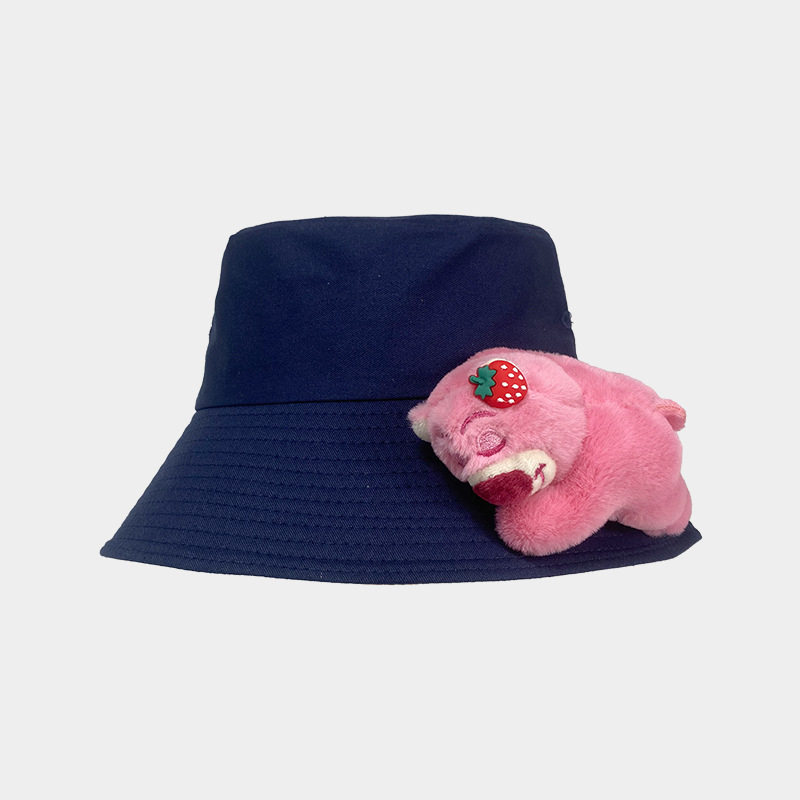 ネイビーブルーのバケットハット+ストロベリーベア
