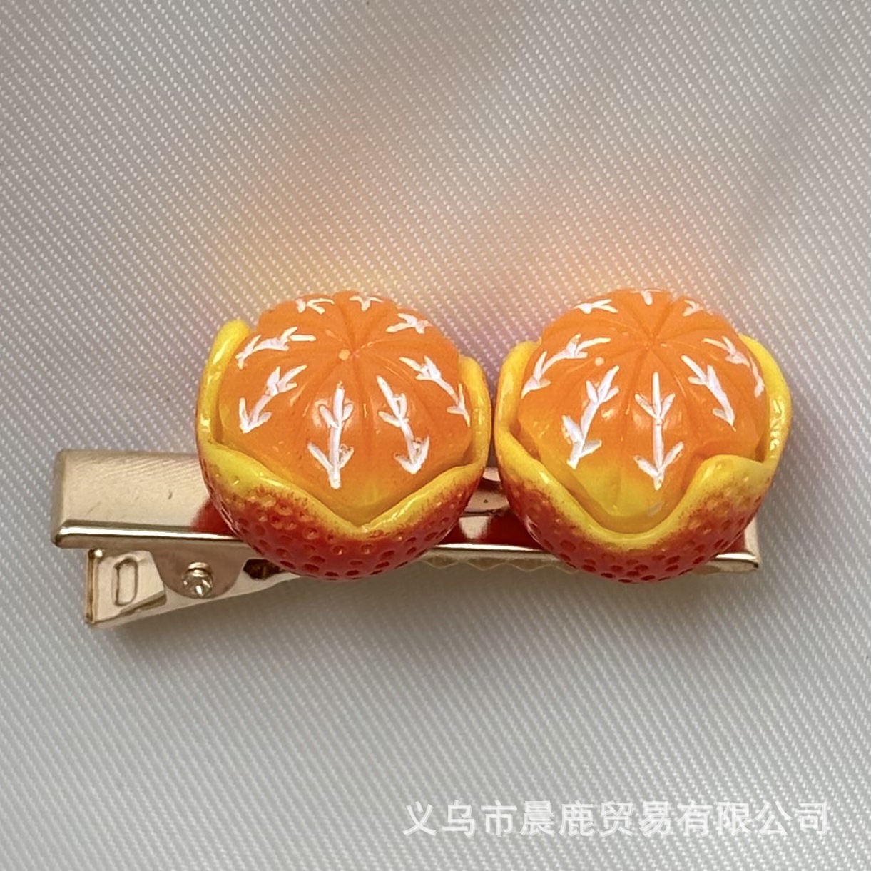 オレンジの皮をむく