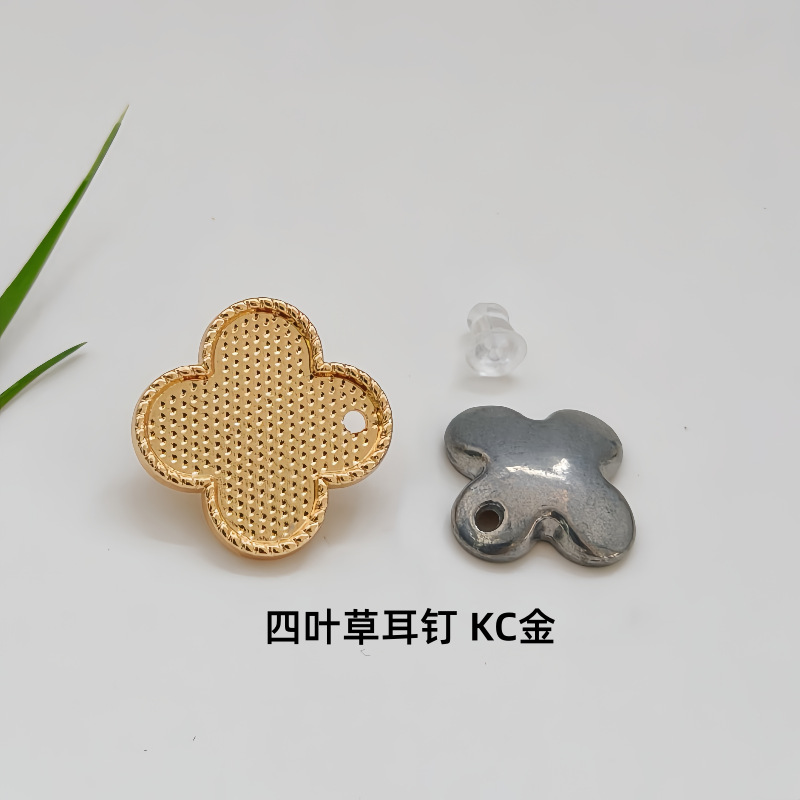 四つ葉のクローバー ピアス/KCゴールド【カバー付1個】