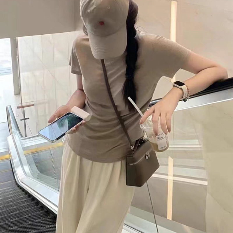 濃い灰色
