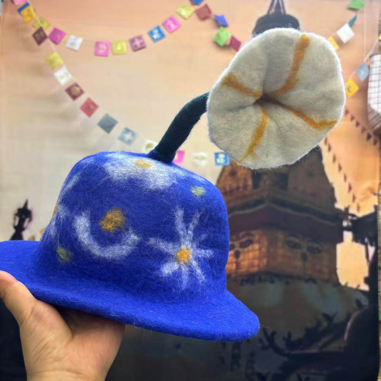 ロイヤルブルーの花の帽子