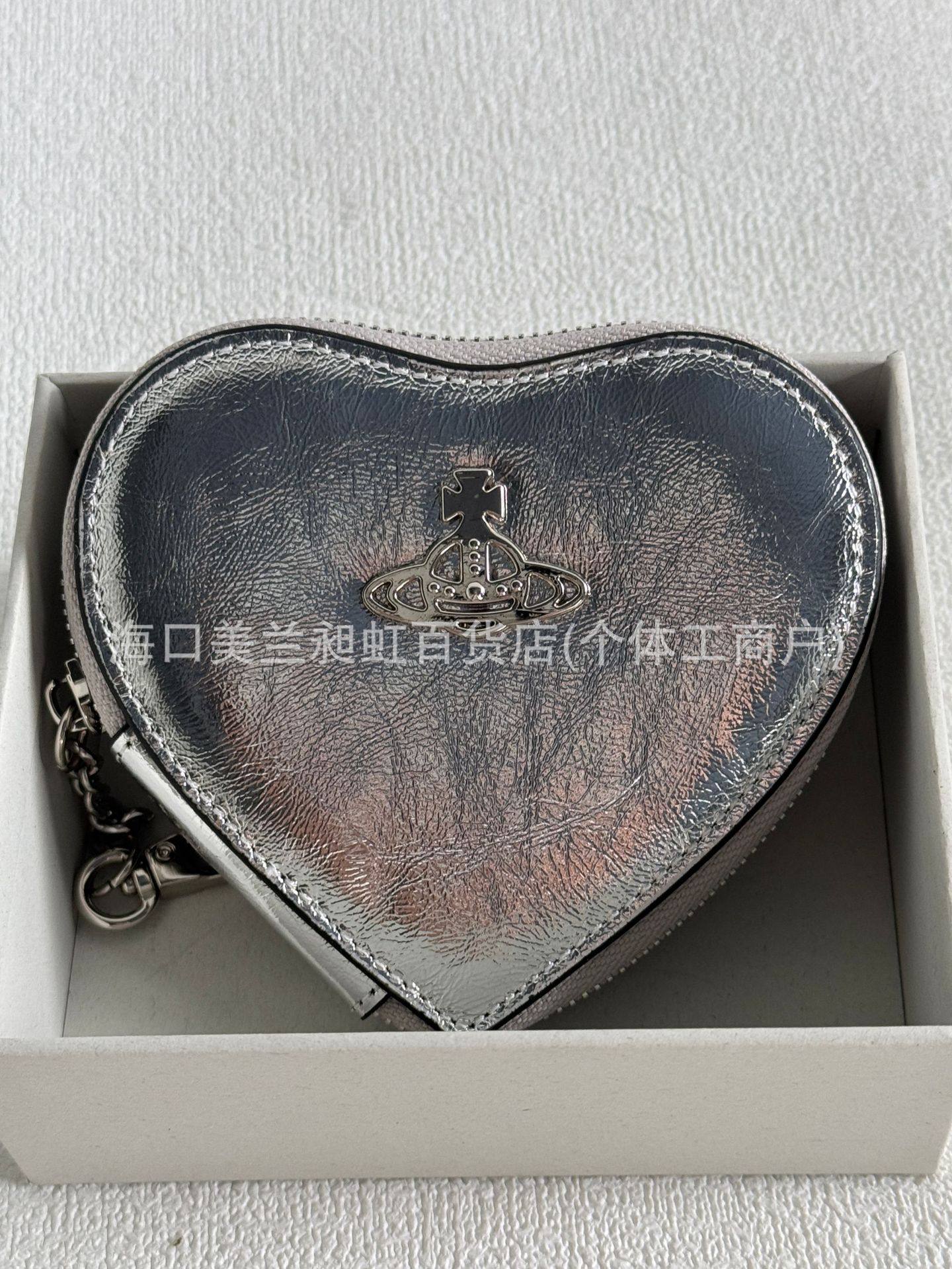 シルバーのハート型キーバッグ