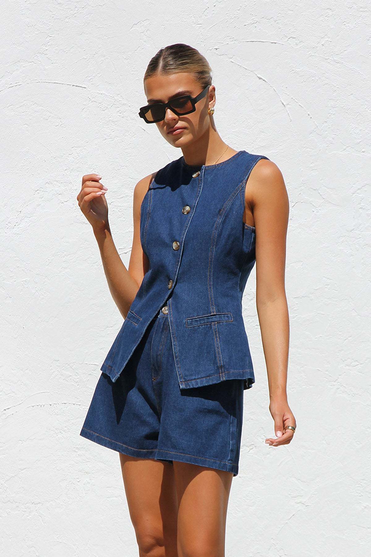 ダークブルーのスーツ