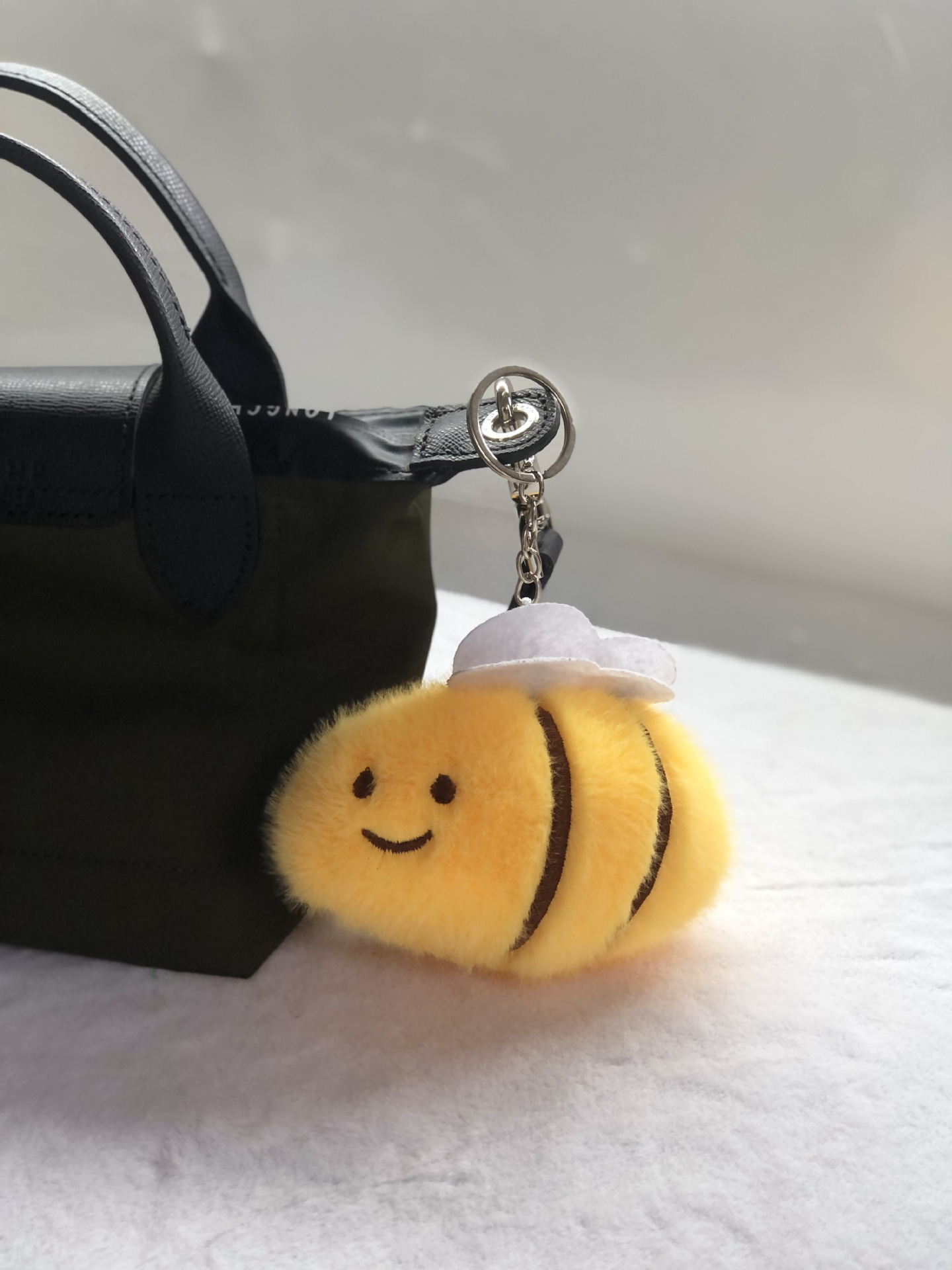 小さな蜂
