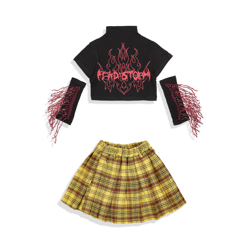 01.黒のトップス+プリーツスカート