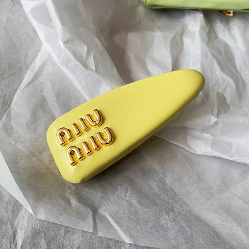 クリームイエロー