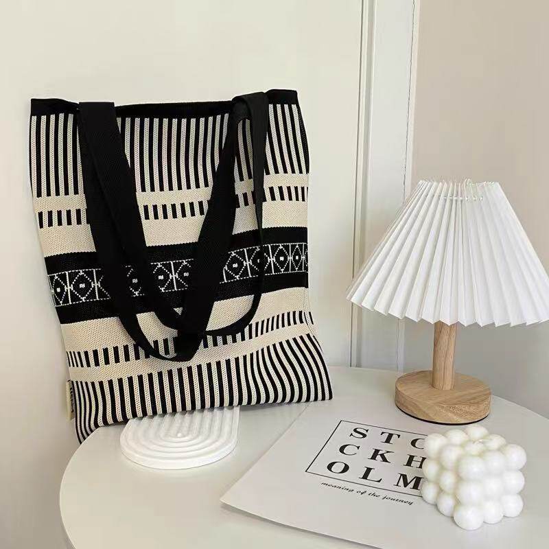 白黒ストライプのひし形