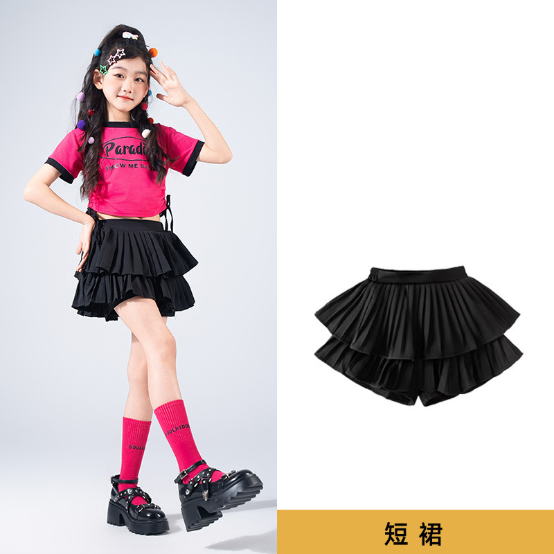 女の子—黒のワンピーススカート