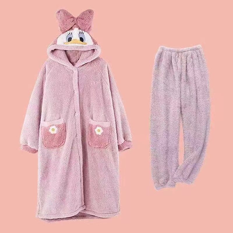 ピンクのドナルドダックのローブスーツ