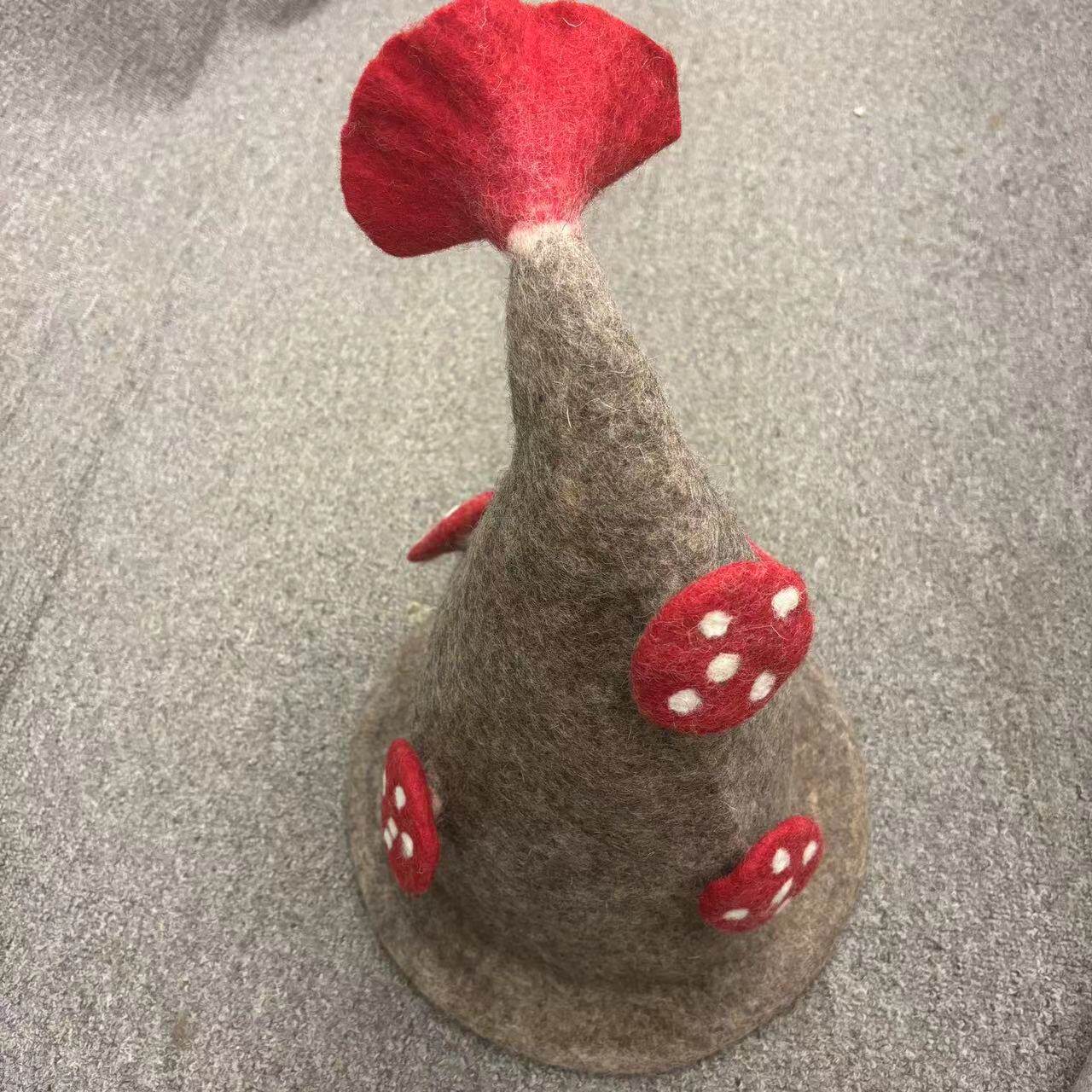 灰色のキノコの帽子