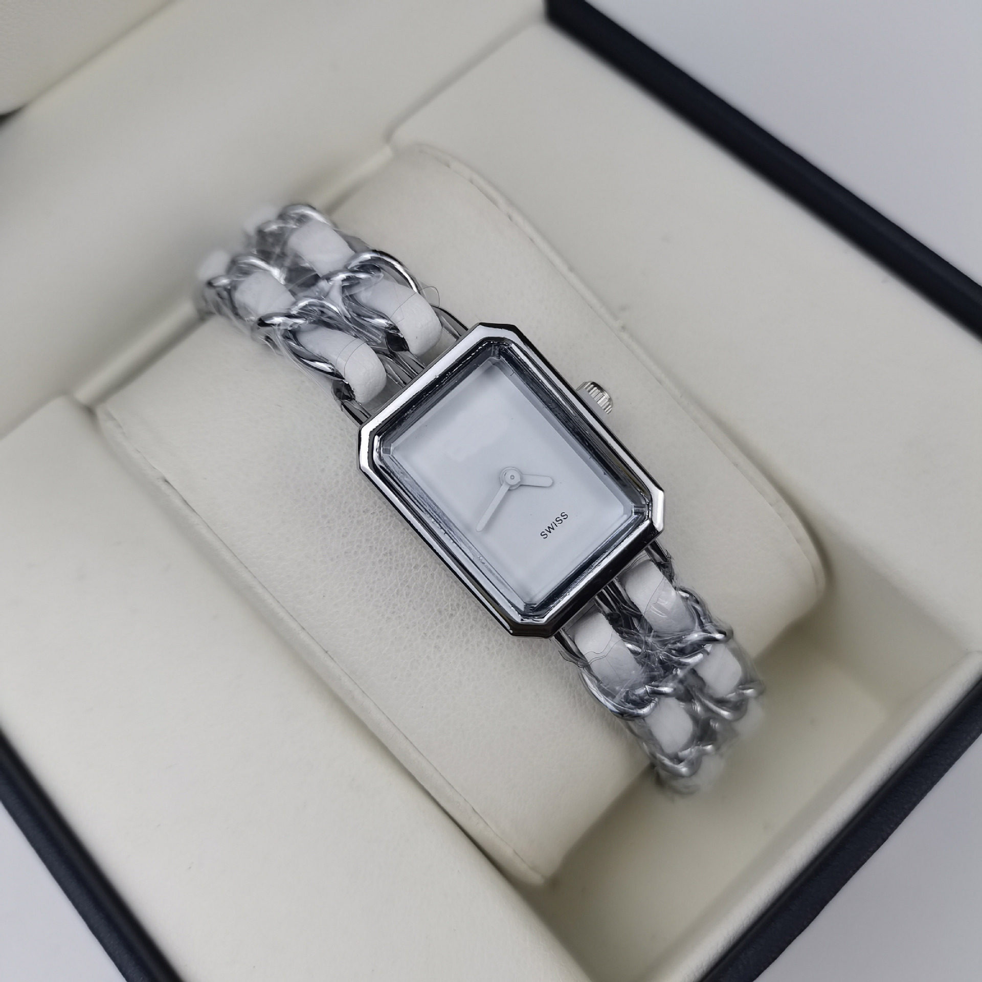 シルバーホワイトの香りのブレスレットウォッチ