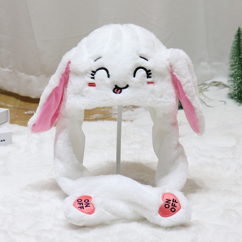 白いウサギが目を細める