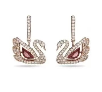 スマートなレッドスワンのイヤリング