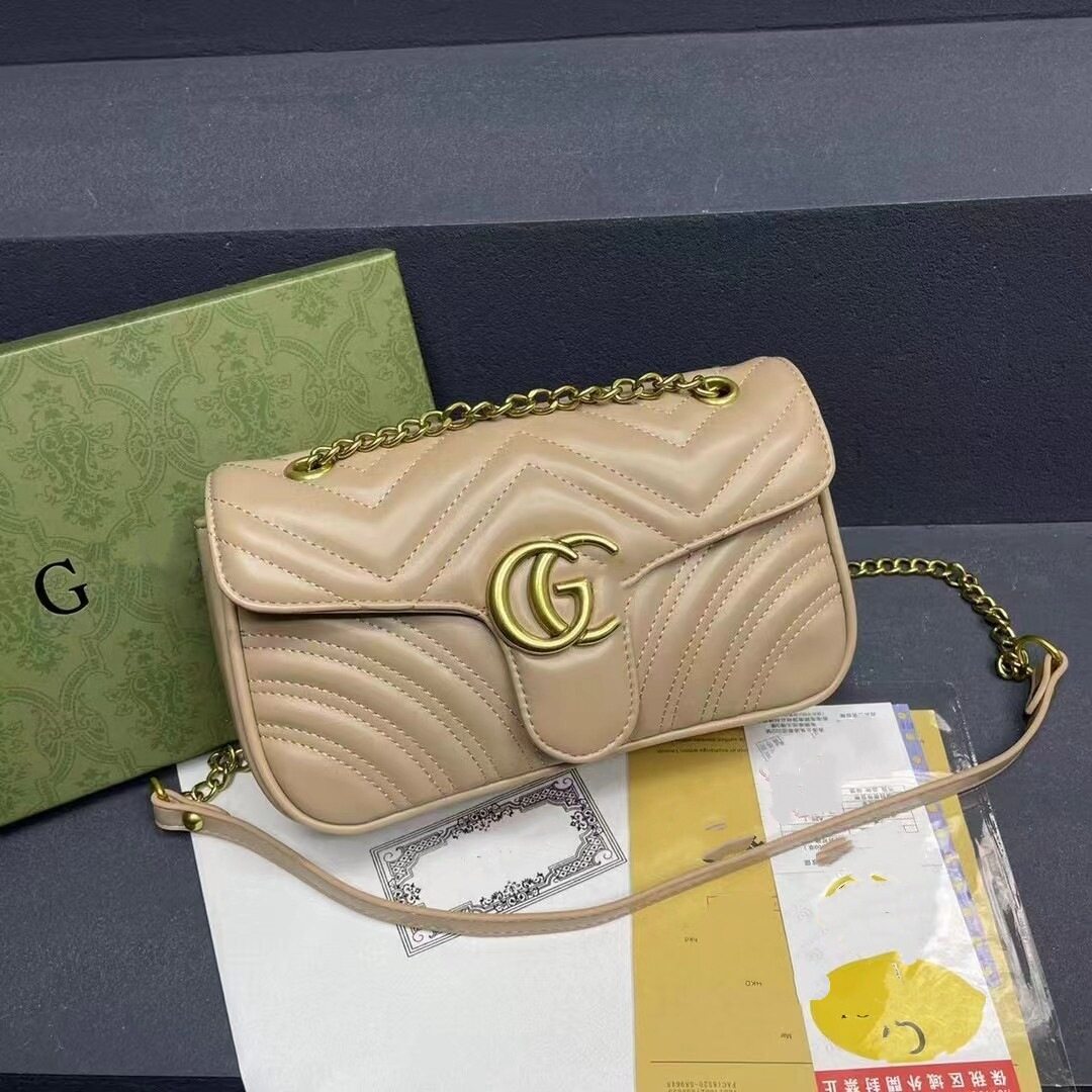 大きめのカーキ