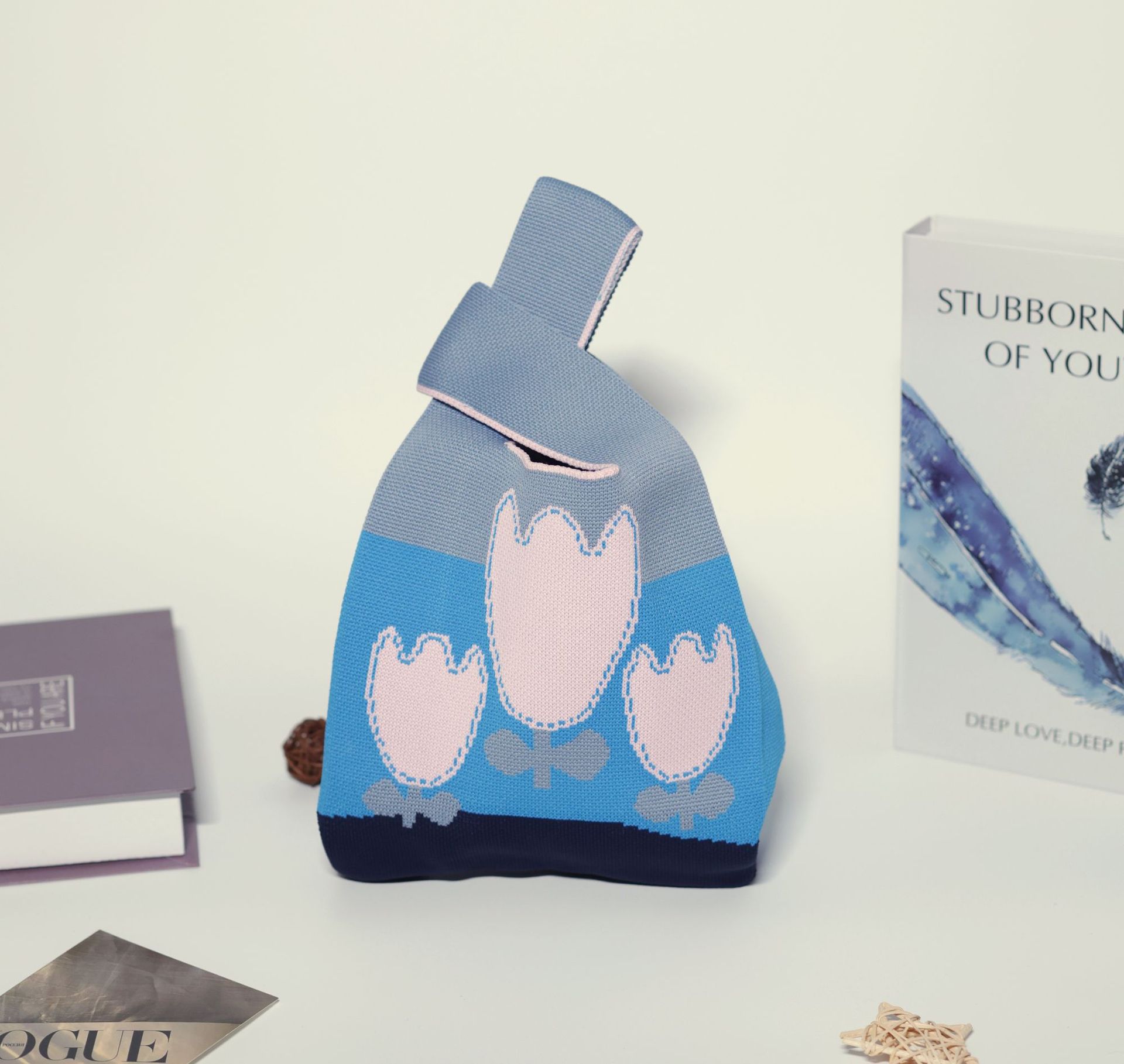 青の背景に小さな花のカラーマッチング