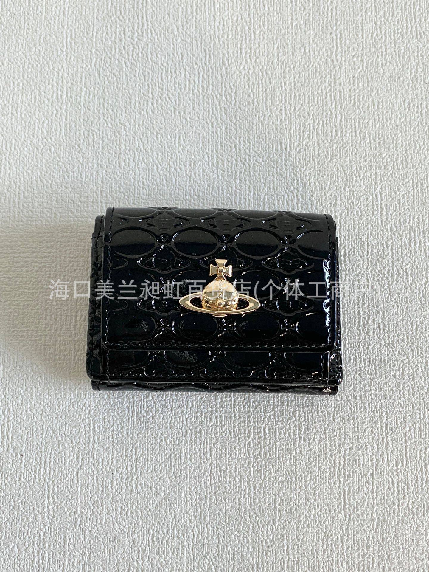 ブラックパテントレザー エンボス加工 ショートウォレット