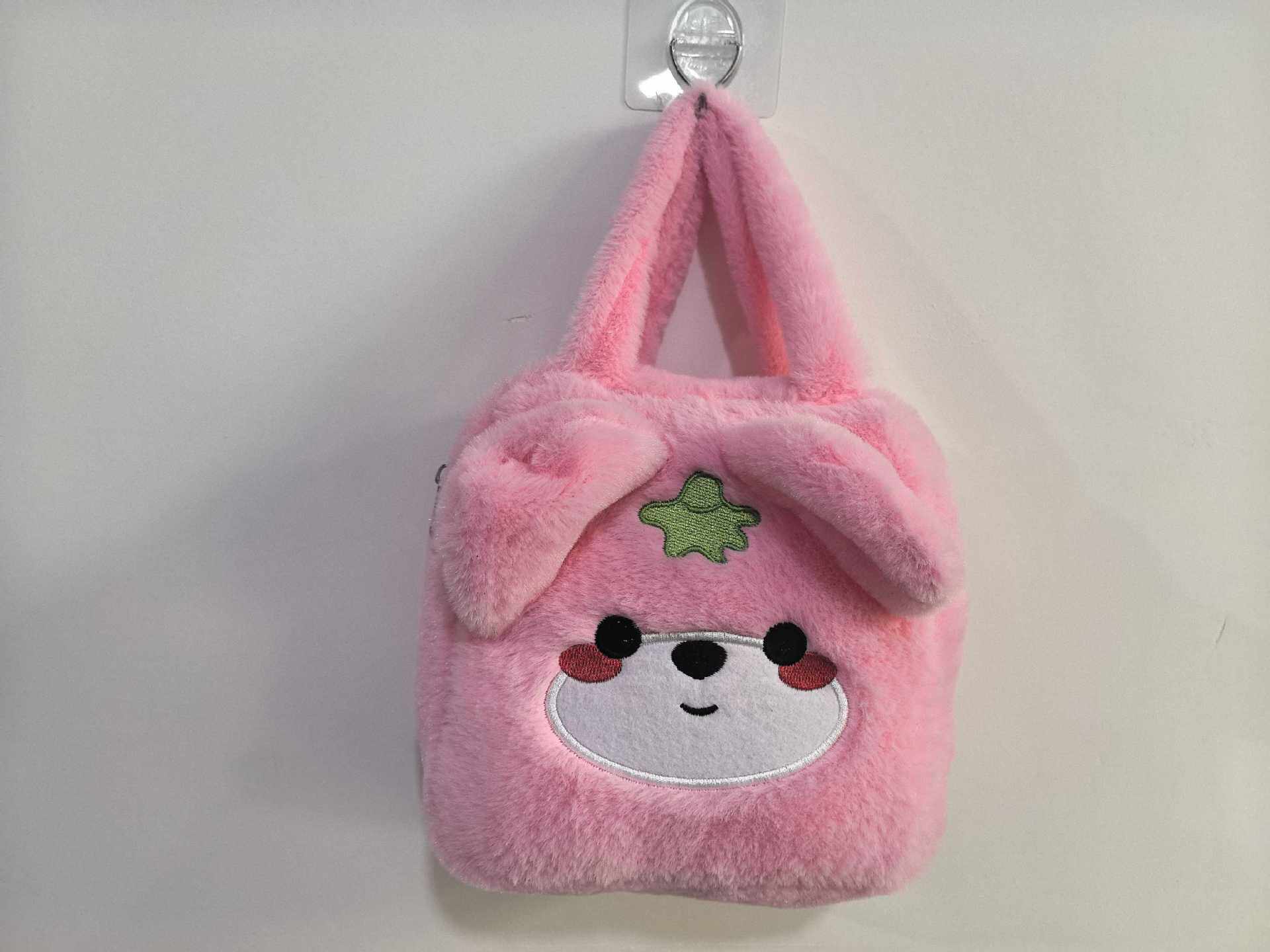 緑の葉のピンクのクマ