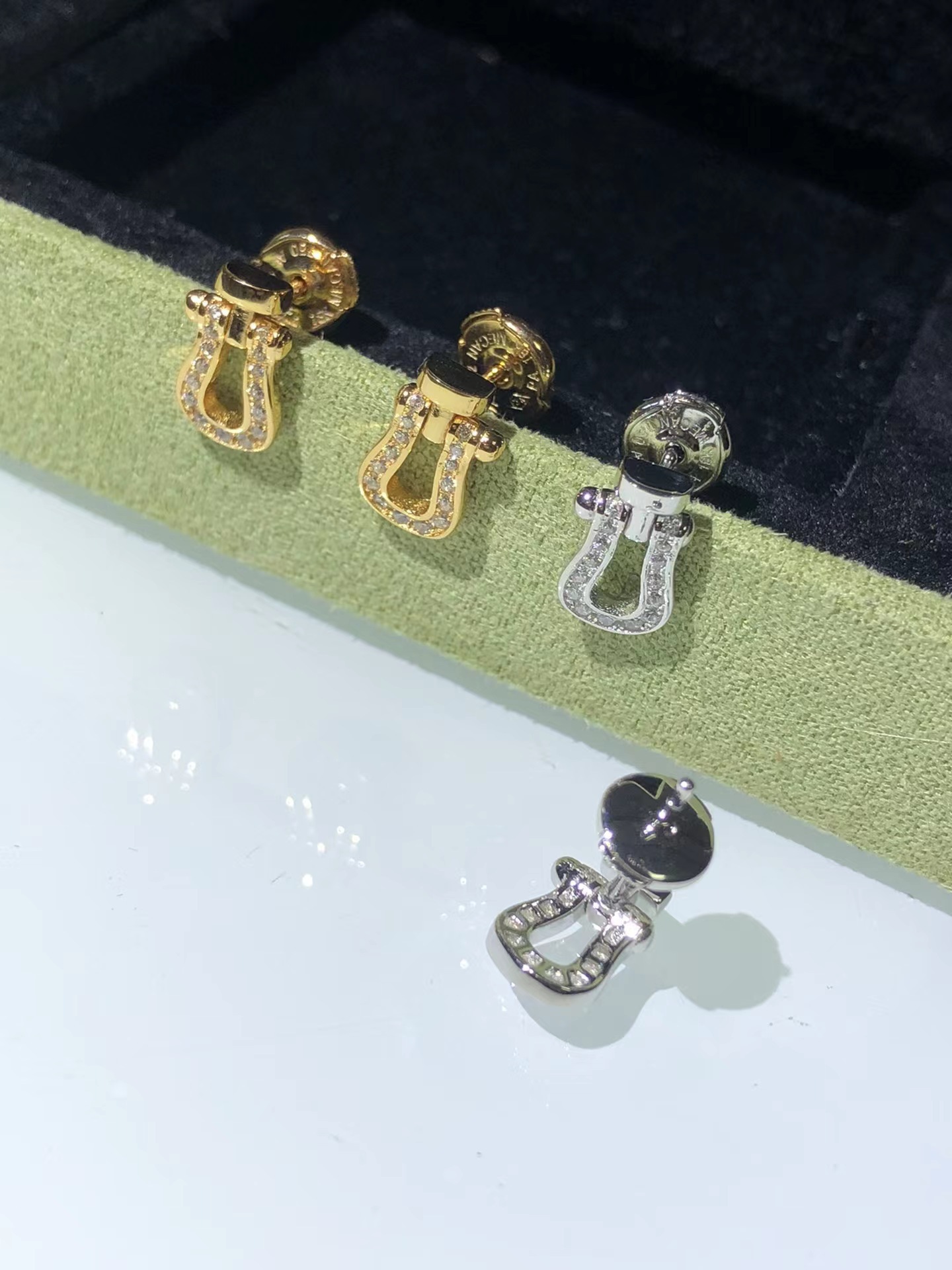 ホワイトゴールドピアス