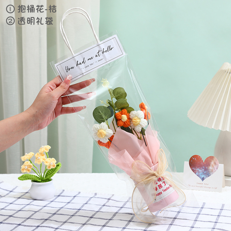 バケツを抱く花-オレンジ透明礼袋