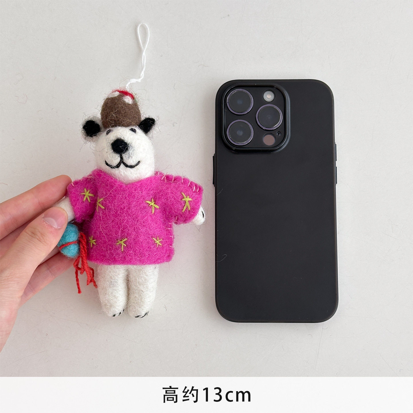 マゼンタ色の服を着たネズミ