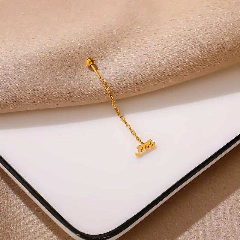 金色の光沢のあるme文字のイヤーワイヤー