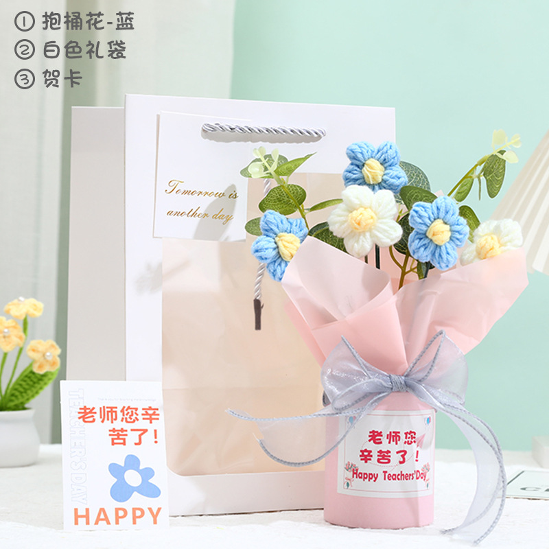 バケツの花を抱く-青い白いギフトバッグのグリーティングカード