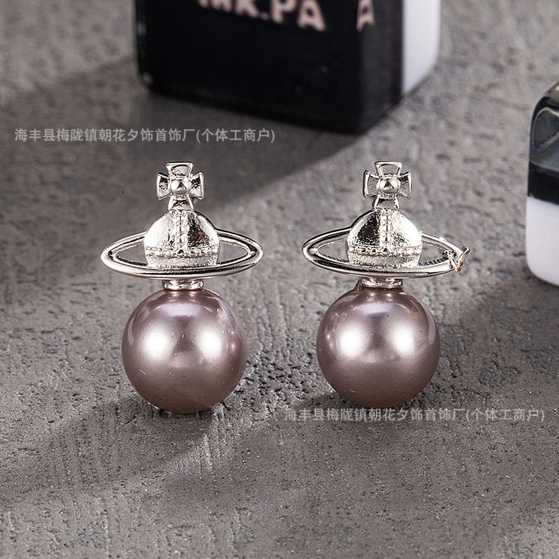 シルバーグレーのビーズ