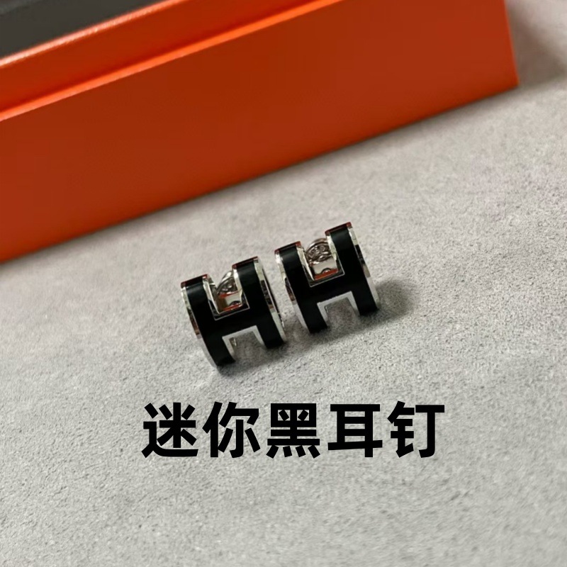 ミニプラチナブラックスタッドピアス